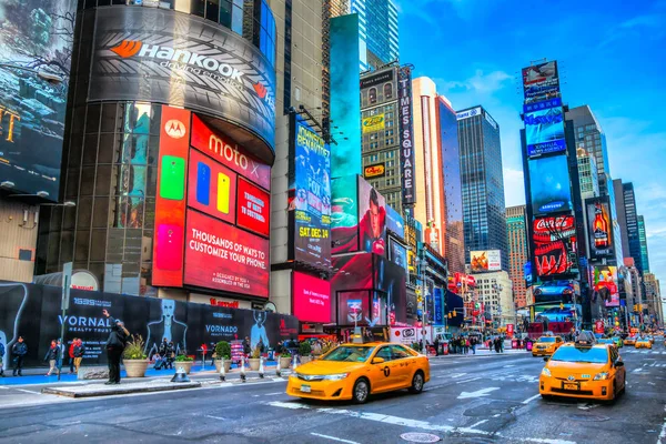 纽约市 2013年12月01日 时代广场 是一个繁忙的霓虹灯艺术和商业的旅游交汇处 是纽约市和美国的标志性街道 2013年12月01日在曼哈顿 纽约市 — 图库照片