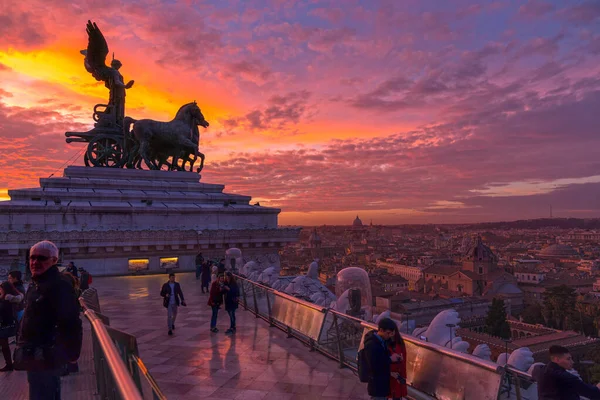 Rome au coucher du soleil avec la cathédrale Saint-Pierre — Photo