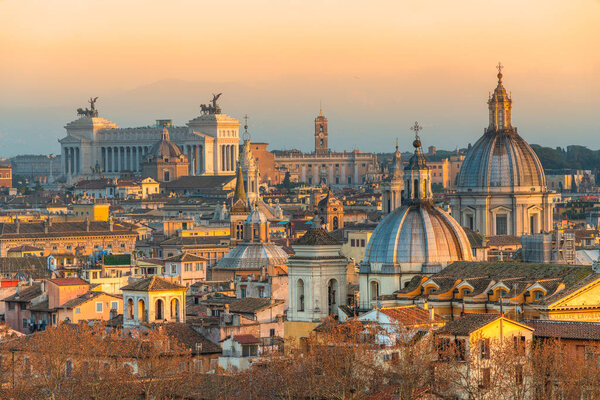 Рим на закате солнца с Собором Святого Петра
