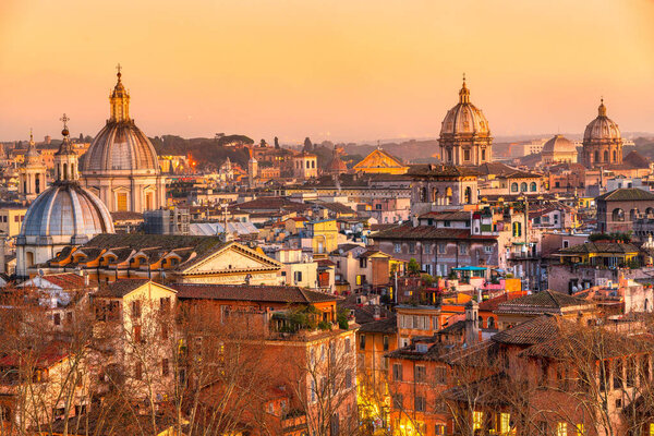 Рим на закате солнца с Собором Святого Петра
