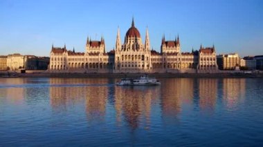Macaristan, Budapeşte Parlamentosu 'nun önünde yüzen tekne.