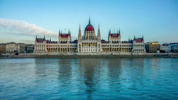 Budapest Ungerns Parlaments Tidsgräns Och Kedjebron Vid Solnedgången Tjeckien — Stockvideo