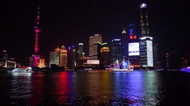 Shanghai Skyline, Çin 'in önünde yüzen Gökkuşağı Gemisi.