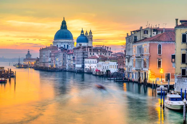 大運河と大聖堂サンタ・マリア・デッラ・ソルート,ヴェネツィア,イタリア — ストック写真