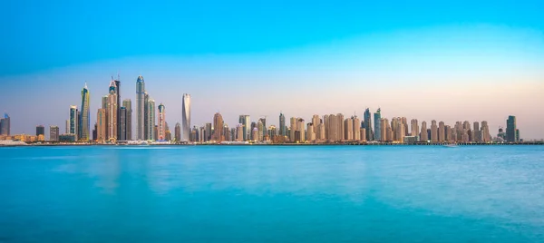 Dubai Marina op blauw uur, Dubai, Uaeuae, — Stockfoto