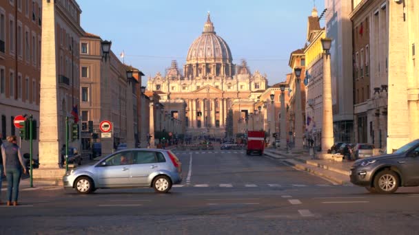 Tráfico al amanecer, Basílica de San Pedro, Roma . — Vídeos de Stock