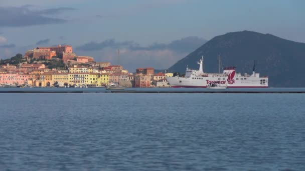 Portoferraio Isla Elba Ferry Llegando Puerto Toscana Italia — Vídeo de stock