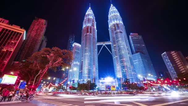 Timelapse Una Encrucijada Frente Torre Petronas Kuala Lumpur Malasia — Vídeo de stock