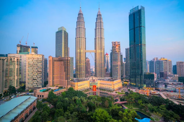 Kuala Lumpur, Malasia. Las Torres Gemelas y el Parque KLCC —  Fotos de Stock