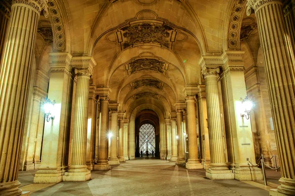 Louvren i paris, Frankrike — Stockfoto
