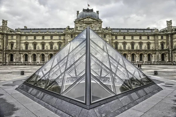 Le musée du Louvre à Paris, France — Photo