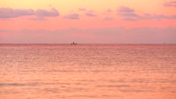 Mooie Bewolkte Zonsondergang Met Mooie Roze Reflectie Het Zeeoppervlak Met — Stockvideo