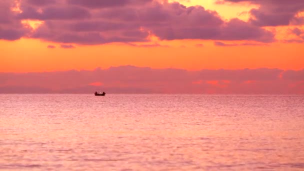 Mooie Bewolkte Zonsondergang Met Mooie Roze Reflectie Het Zeeoppervlak Met — Stockvideo