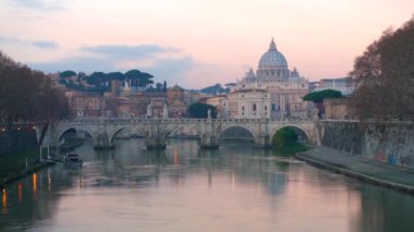 Gün doğumunda Aziz Peter Bazilikası Roma 'daki Tevere Nehri' ni yansıtıyor. 4k