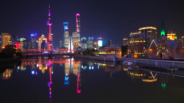 上海天际线的时光流逝 伴随着快速移动的汽车和城市灯光 — 图库视频影像