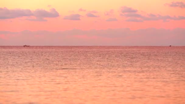 Piękny Zachmurzony Zachód Słońca Pięknym Różowym Odbiciem Powierzchni Morza Dwóch — Wideo stockowe