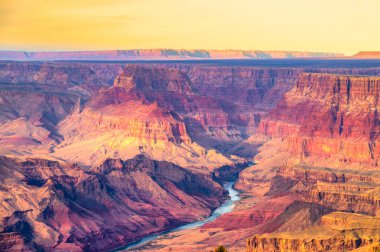 Günbatımında Büyük Kanyon Ulusal Parkı 'nın doğal kanyonları, Kaliforniya, Usa.