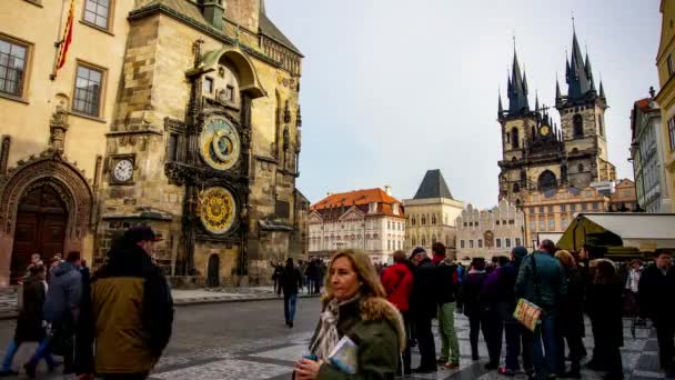 Gente Caminando Ciudad Vieja Praga Frente Reloj Astronómico Praga República — Vídeo de stock