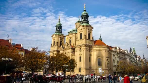 Nicholas Kilisesi Prag Çek Cumhuriyeti Nin Altında Yürüyen Insanların Zamanı — Stok video