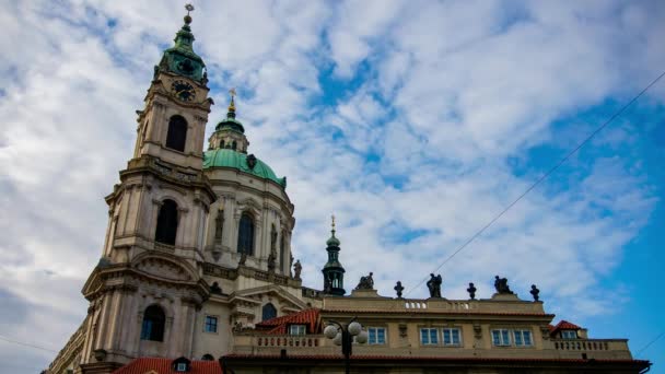 Timelapse Personas Caminando Bajo Iglesia San Nicolás Praga República Checa — Vídeo de stock