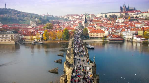 Včasná doba chůze po Karlově mostě, Praha, Česká republika. — Stock video