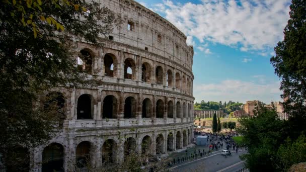 Mensen die voor het Colosseum lopen, Rome, Italië. — Stockvideo