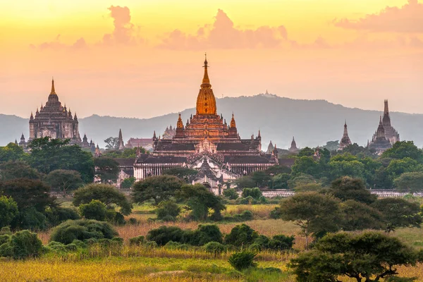 Temples de Bagan, Myanmar dans la zone archéologique — Photo