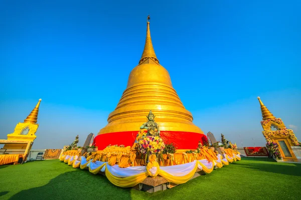 Wat Ratchanatdram en Loha Prasat. Bangkok, Thailandia. — Stockfoto