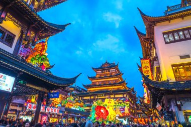 Şangay, Çin - 14 Şubat 2018: Çin 'in Şangay kentindeki ünlü Yu Garden, tarihi binası olan geleneksel bir alışveriş merkezi..