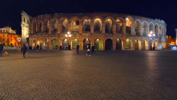 意大利维罗纳 人们晚上在维罗纳竞技场前散步 — 图库视频影像