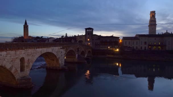 意大利维罗纳的日落 穿越Adige河上Ponte Pietra古罗马桥的人的时间流逝 — 图库视频影像