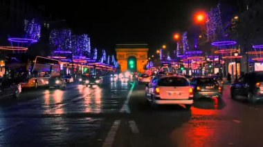 Paris, Fransa - 12 Kasım 2016: Zafer Yayı ve Şanzelize çevresinde trafik.