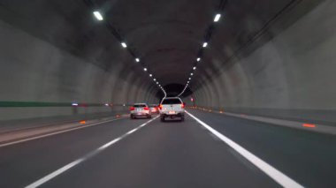 Bir otoyol tünelinde ışığın ve arabaların bulanık hareket videosu