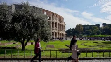 Güneşli bir günde Kolezyum 'da yürüyen insanlar. Roma, İtalya.