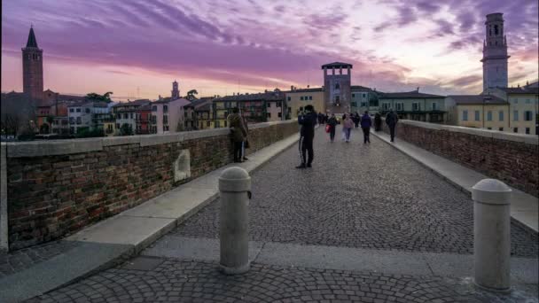 意大利维罗纳的日落 穿越Adige河上Ponte Pietra古罗马桥的人的时间流逝 — 图库视频影像