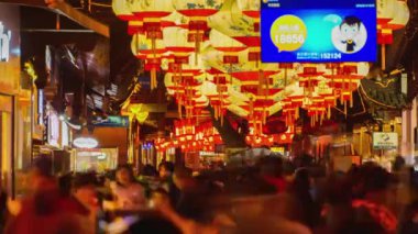 Şangay, Çin - 14 Şubat 2018: Çin 'in Şangay şehrindeki ünlü Yu Garden, tarihi binalarla dolu geleneksel bir alışveriş alanı.