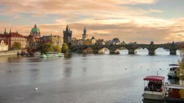 Prag 'ın eski kenti, Vltava Nehri ve Charles Köprüsü' nün zaman atlamalı panoramik manzarası