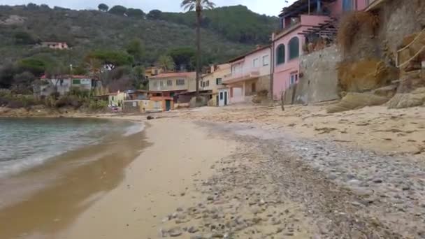 Überblick Über Den Versteckten Strand Von Forno Einem Sonnigen Tag — Stockvideo