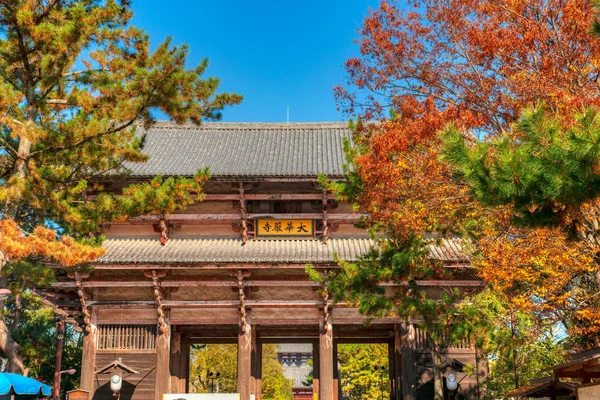 Todai-ji Templo portão de entrada no outono, Nara, Japão . — Fotografia de Stock