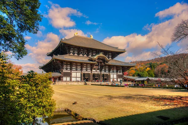 Todai-ji Rozciągacz w jesieni, Nara, Japonia. — Zdjęcie stockowe