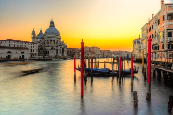 Zonsondergang op het Canal Grande en de Basiliek van Santa Maria della Salute, Venetië, Italië — Stockfoto