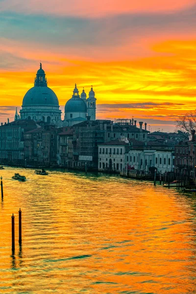 Puesta de sol en el Gran Canal y Basílica de Santa Maria della Salute, Venecia, Italia — Foto de Stock