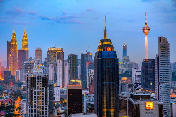 Kuala Lumpur, Malaysia. The Twin Towers and KLCC Park — Stock Photo, Image