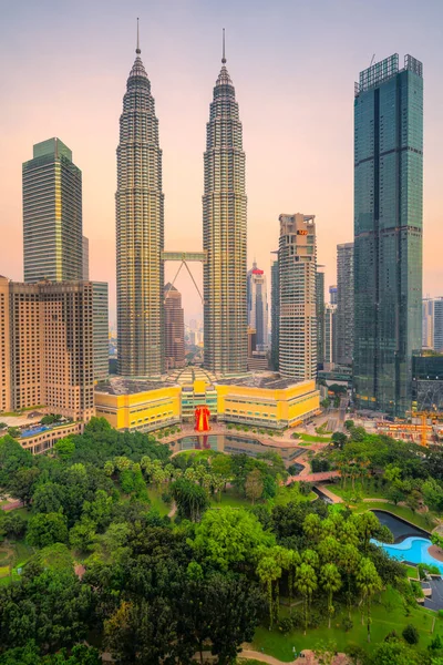 吉隆坡，马来西亚。 双塔和Klcc公园 — 图库照片