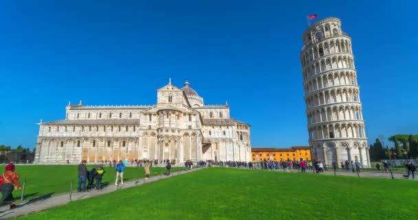 Pisa Tuscany Italy February 2020 Piazza Dei Miracoli Pisa 游客们欣赏大教堂的建筑和比萨斜塔的标志性建筑 — 图库视频影像