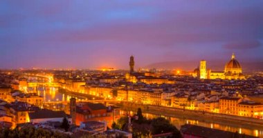 Floransa, İtalya. Gün doğumunda Piazzale Michelangelo 'dan Floransa' nın ikonik ufuk çizgisinin 4k 'lik hızlandırılmış görüntüsü. Santa Maria del Fiore manzaralı Ponte Vecchio, Palazzo Vecchio ve Duomo.