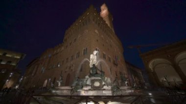 Floransa, İtalya - 3 Şubat 2020: Avrupa 'nın Floransa, İtalya, Toskana Bölgesi' ndeki Piazza Della Signoria 'daki Palazzo Vecchio' nun (Eski Saray) önündeki Neptün Çeşmesi.