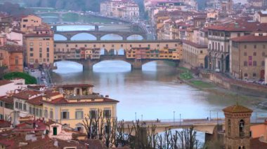 Floransa, İtalya - 3 Şubat 2020: 4k Zaman atlamalı hava manzaralı Ponte Vecchio Floransa, İtalya, Toskana Bölgesi, Avrupa 