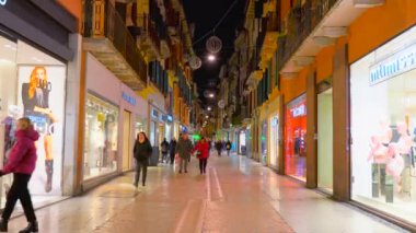 Verona, İtalya - 20 Ocak 2020: Verona 'nın ünlü alışveriş caddesi Via Giuseppe Mazzini' de yürüyen insanların zaman aşımı.