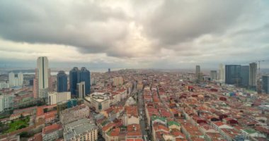 Bulutlu bir günde İstanbul City Panorama 'nın havadan görüntüsü. Hindi. 4k zaman aşımı.
